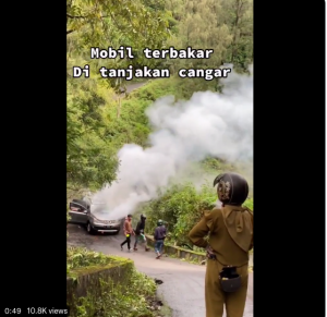 Sebuah mobil terbakar di tanjakan Cangar